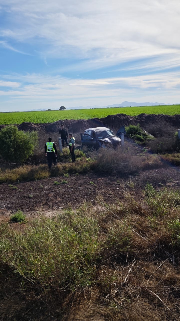 auto se sale de la carretera en ahome