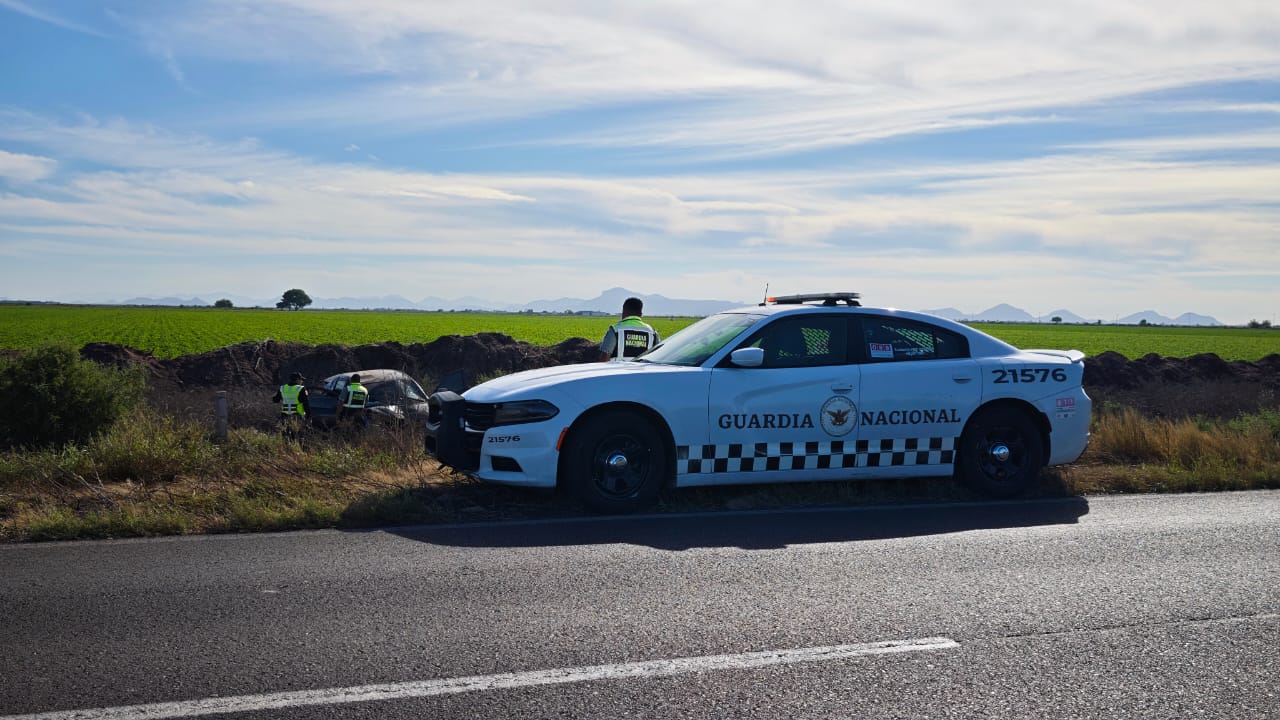 auto se sale de la carretera en ahome