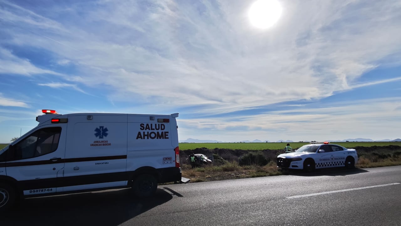 auto se sale de la carretera en ahome