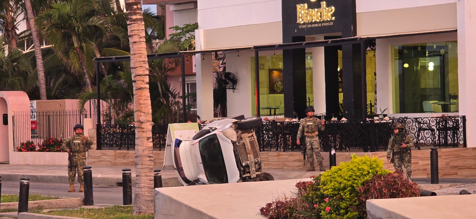 auto vuelca en el malecon de mazatlan