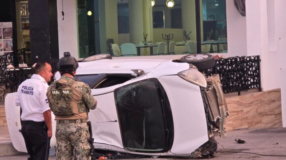 Se registra aparatosa volcadura sobre el malecón en Mazatlán, Sinaloa; reportan dos lesionados