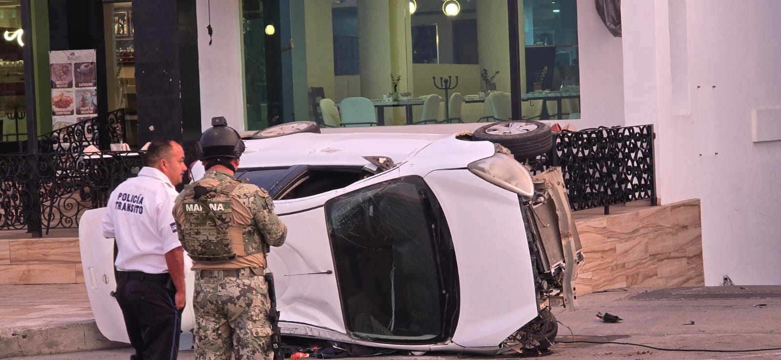 auto vuelca en el malecon de mazatlan