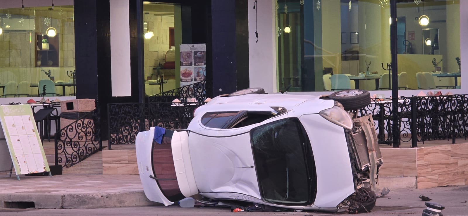 auto vuelca en el malecon de mazatlan