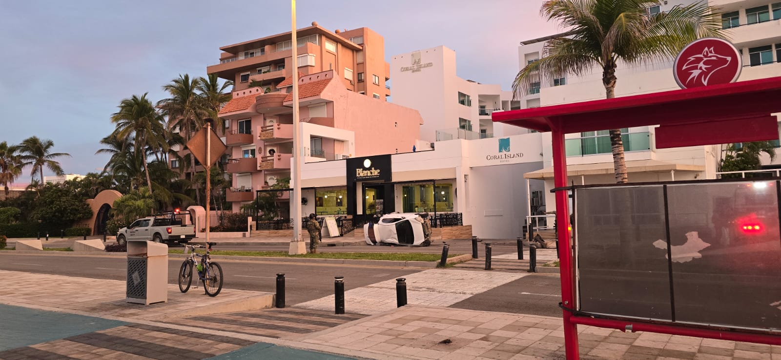 auto vuelca en el malecon de mazatlan