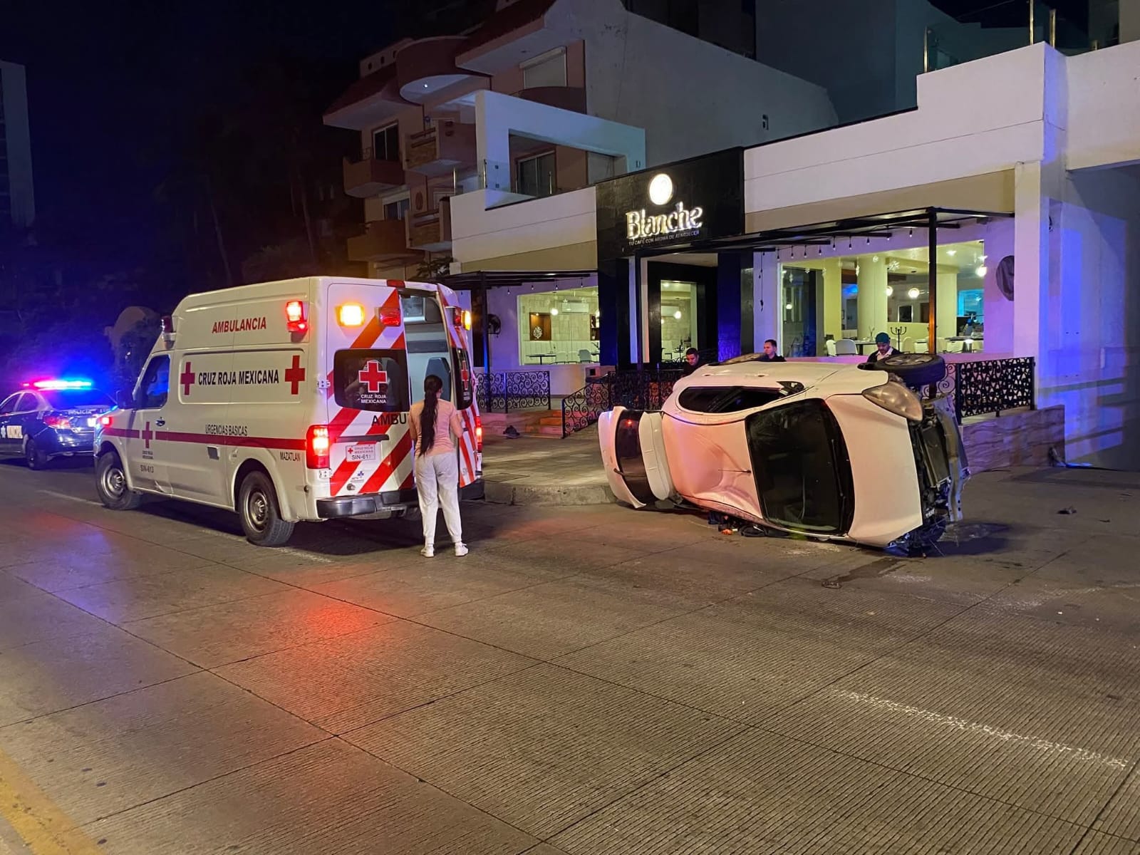 auto vuelca en el malecon de mazatlan (1)