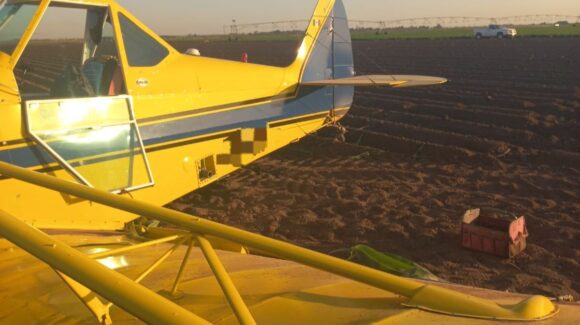 Avioneta fumigadora aterriza de emergencia en Batamote, Guasave, Sinaloa