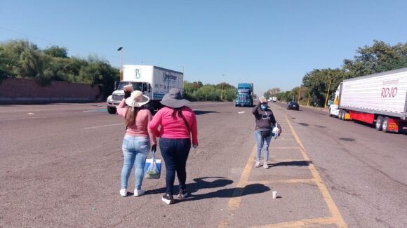 Vender en la caseta de Cuatro Caminos, en Guasave, Sinaloa: un alivio económico… pero solo para sobrevivir