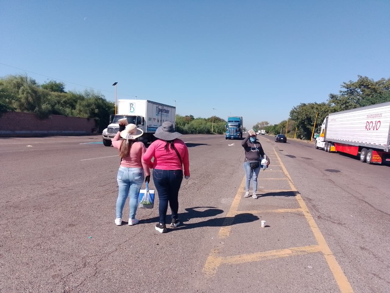 Vender en la caseta de Cuatro Caminos, en Guasave, Sinaloa: un alivio económico… pero solo para sobrevivir