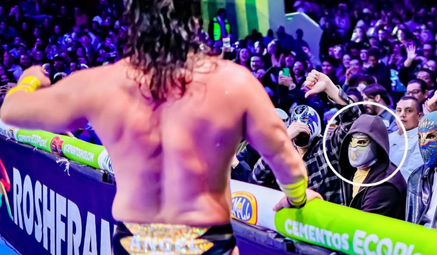 Bad Bunny en una función de lucha libre en México