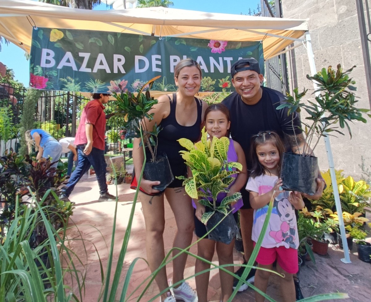 Bazar de plantas en el Parque Sinaloa de Los Mochis