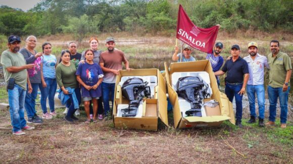 Benefician con motores y panga a cooperativa de la Presa Las Higueras, en El Rosario, Sinaloa