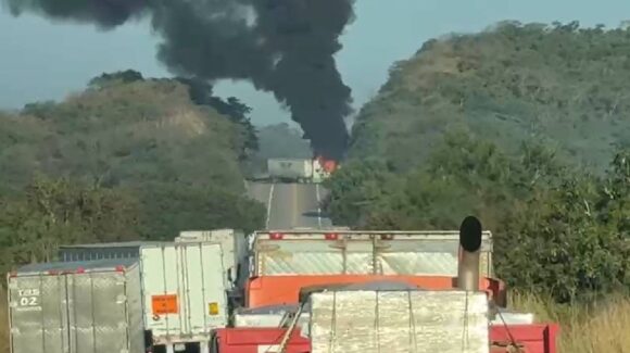 Se registran bloqueos y vehículos incendiados tras enfrentamiento armado en Escuinapa, Sinaloa