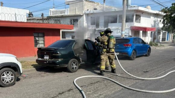 Rápida intervención de Bomberos controla incendio de vehículo en Mazatlán, Sinaloa