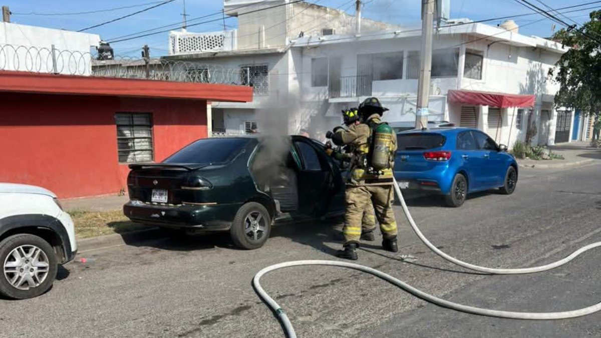 bomberos controla incendio de vehiculo en mazatlan sinaloa