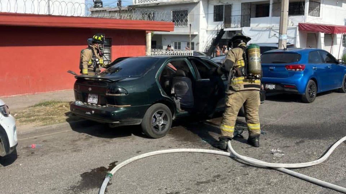 bomberos controla incendio de vehiculo en mazatlan