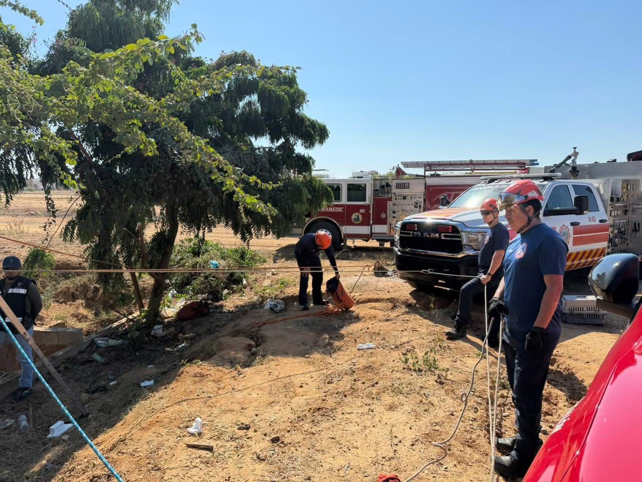 Bomberos Mazatlán rescatan perrito de un pozo