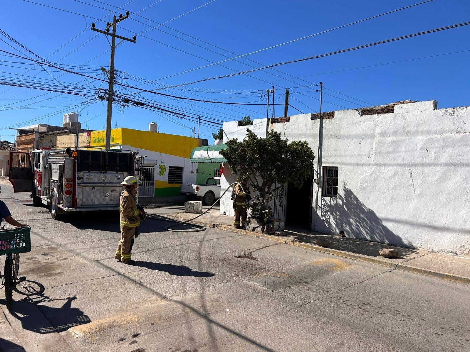 Bomberos Veteranos de Mazatlán controlan fuga de gas en el centro de Villa Unión