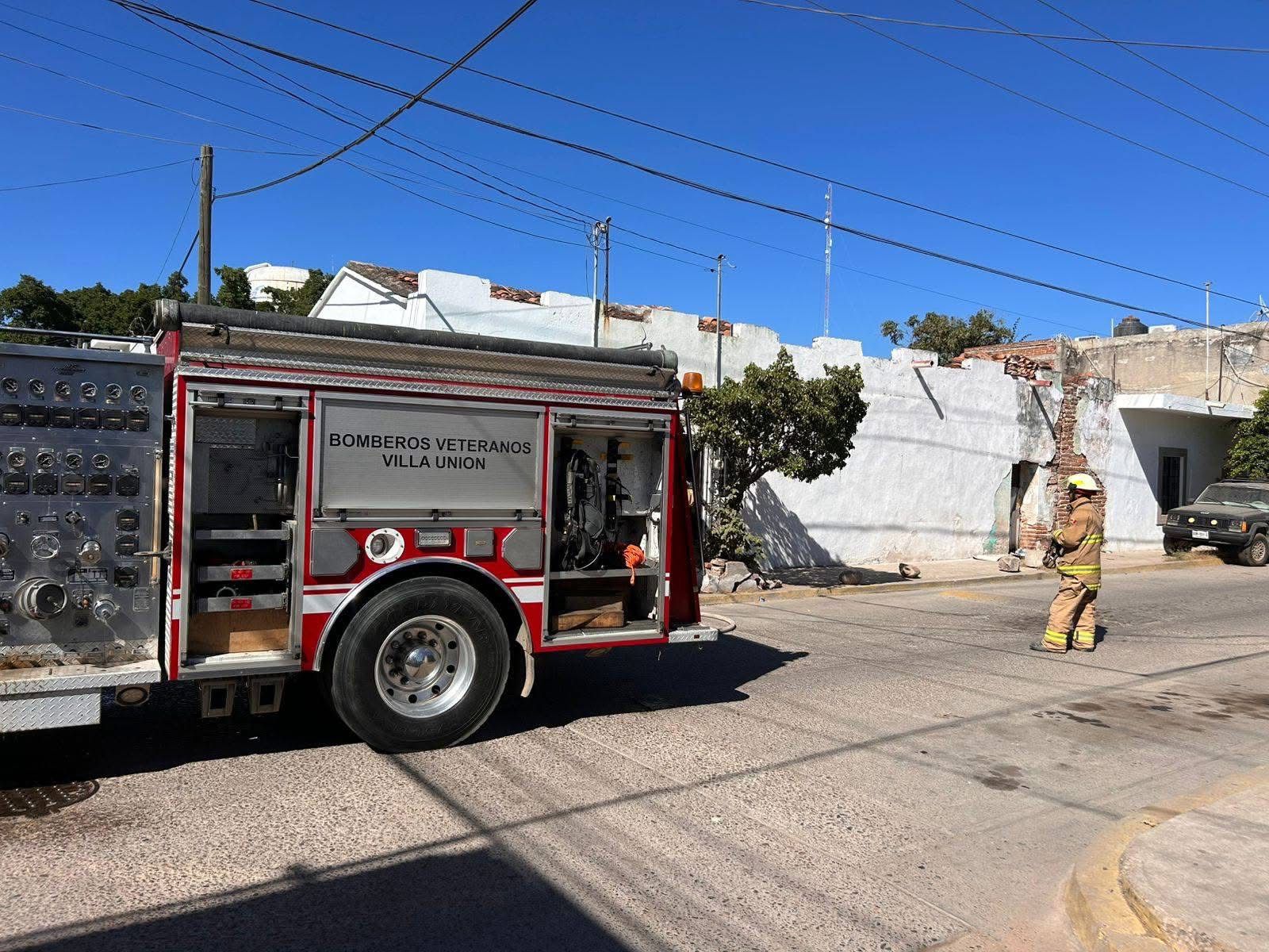 Bomberos Veteranos de Mazatlán controlan fuga de gas en el centro de Villa Unión