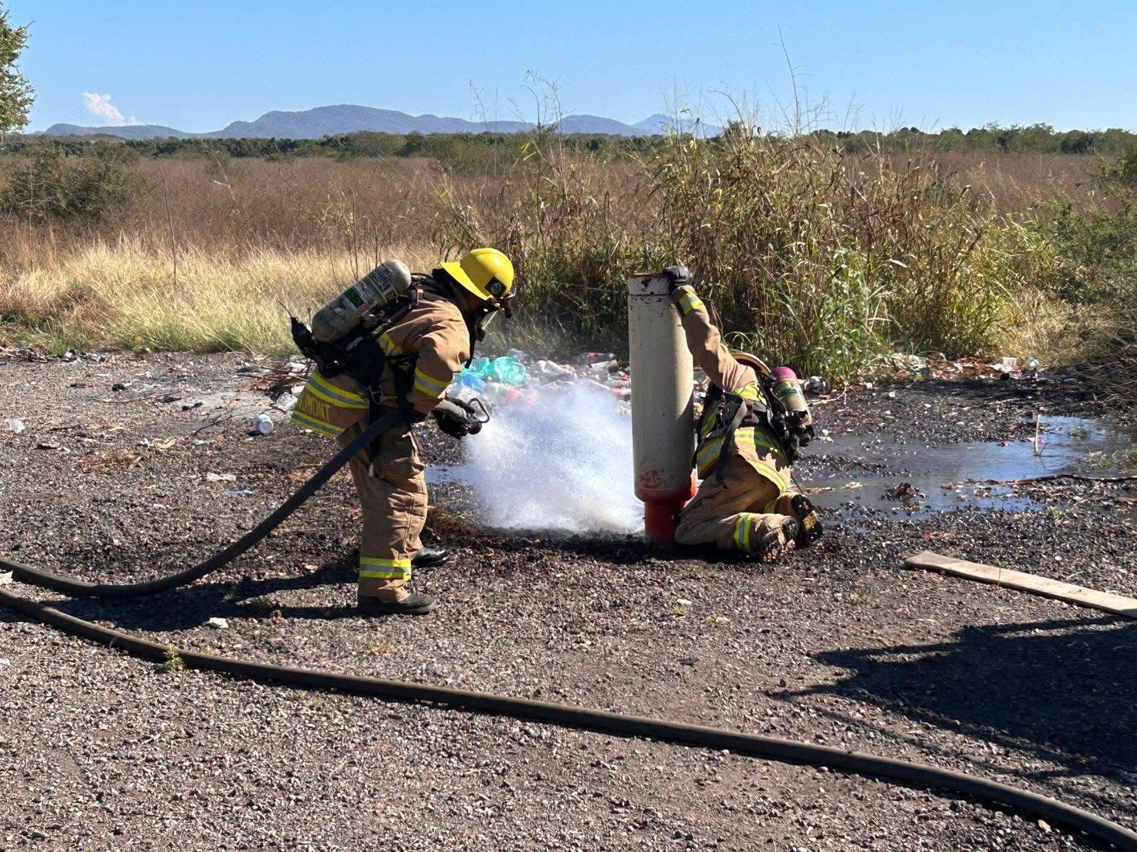 Bomberos Veteranos de Mazatlán controlan fuga de gas en el centro de Villa Unión