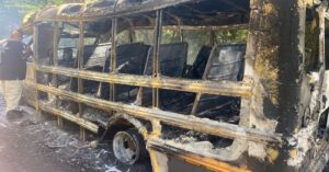 Se incendia camión que transportaba jornaleros en la carretera Durango–Mazatlán