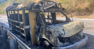 Se incendia camión que transportaba jornaleros en la carretera Durango–Mazatlán