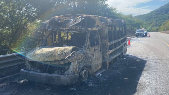 Se incendia camión que transportaba jornaleros en la carretera Durango–Mazatlán; no hubo lesionados