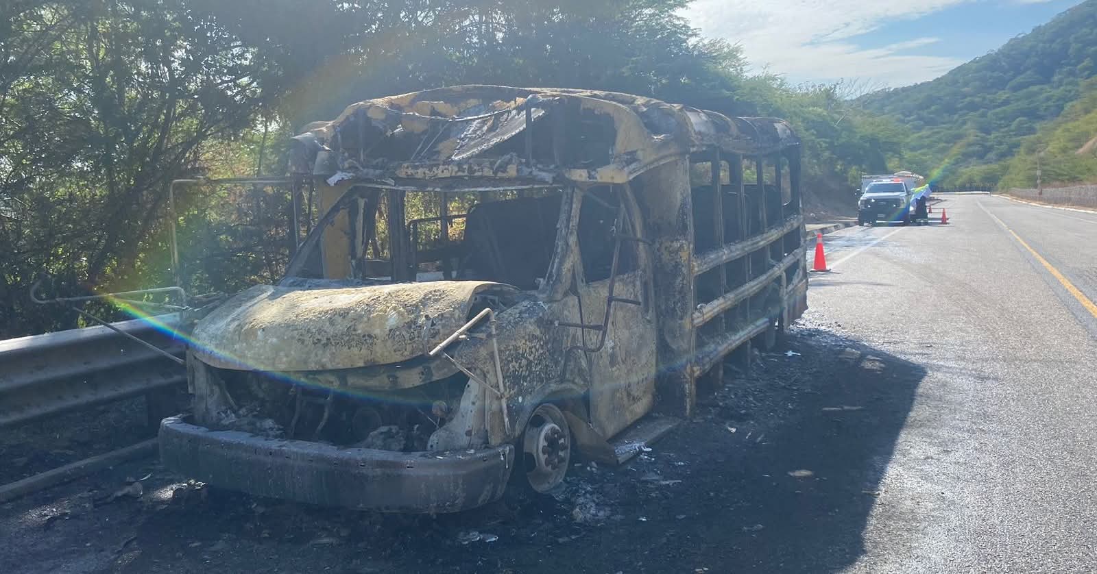 Se incendia camión que transportaba jornaleros en la carretera Durango–Mazatlán