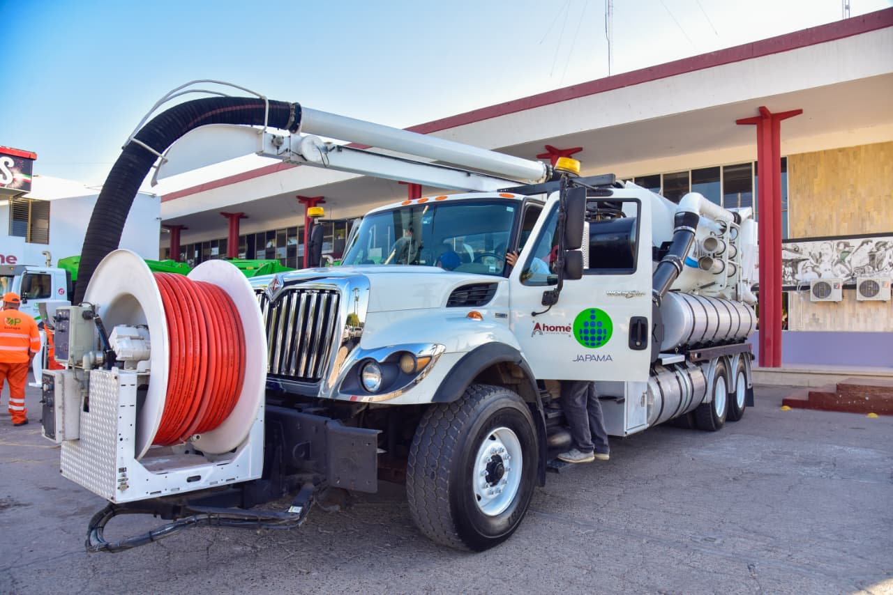 Entregan camiones recolectores de basura y vactors en Ahome