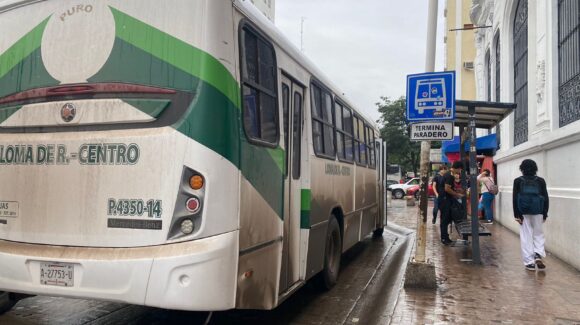 Invasión de paradas de camiones: un problema permanente que pone en riesgo a la gente en Guamúchil, Sinaloa