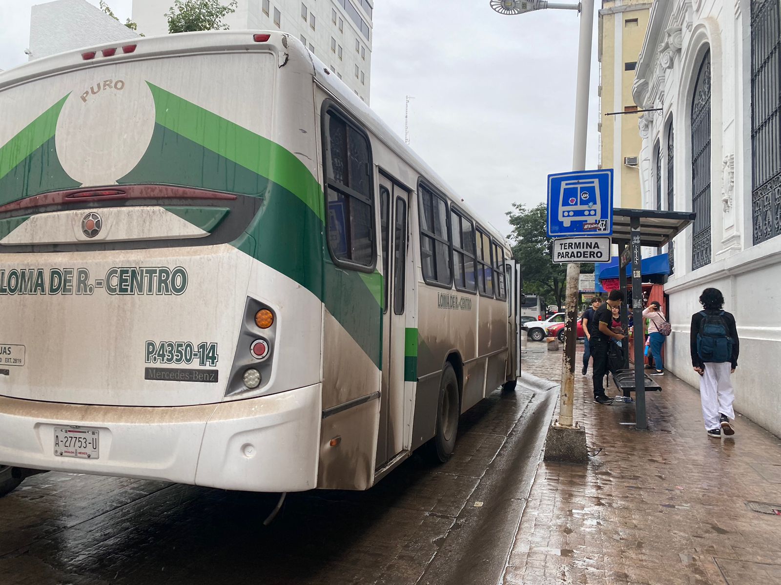 Camión del servicio de transporte público. Foto temática