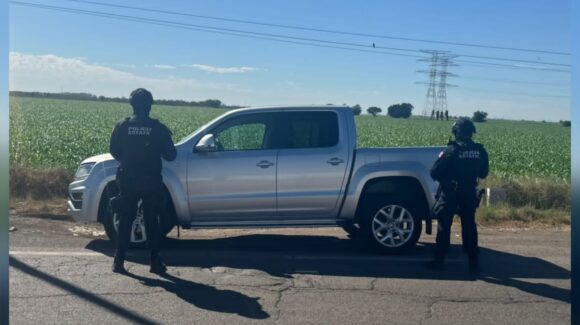 Hallan abandonada en carretera una camioneta minutos después de haber sido despojada en Culiacán, Sinaloa