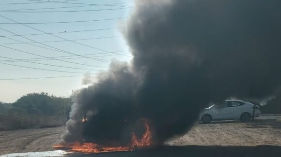 Falla mecánica provoca incendio de camioneta en la colonia La Sirena en Mazatlán, Sinaloa