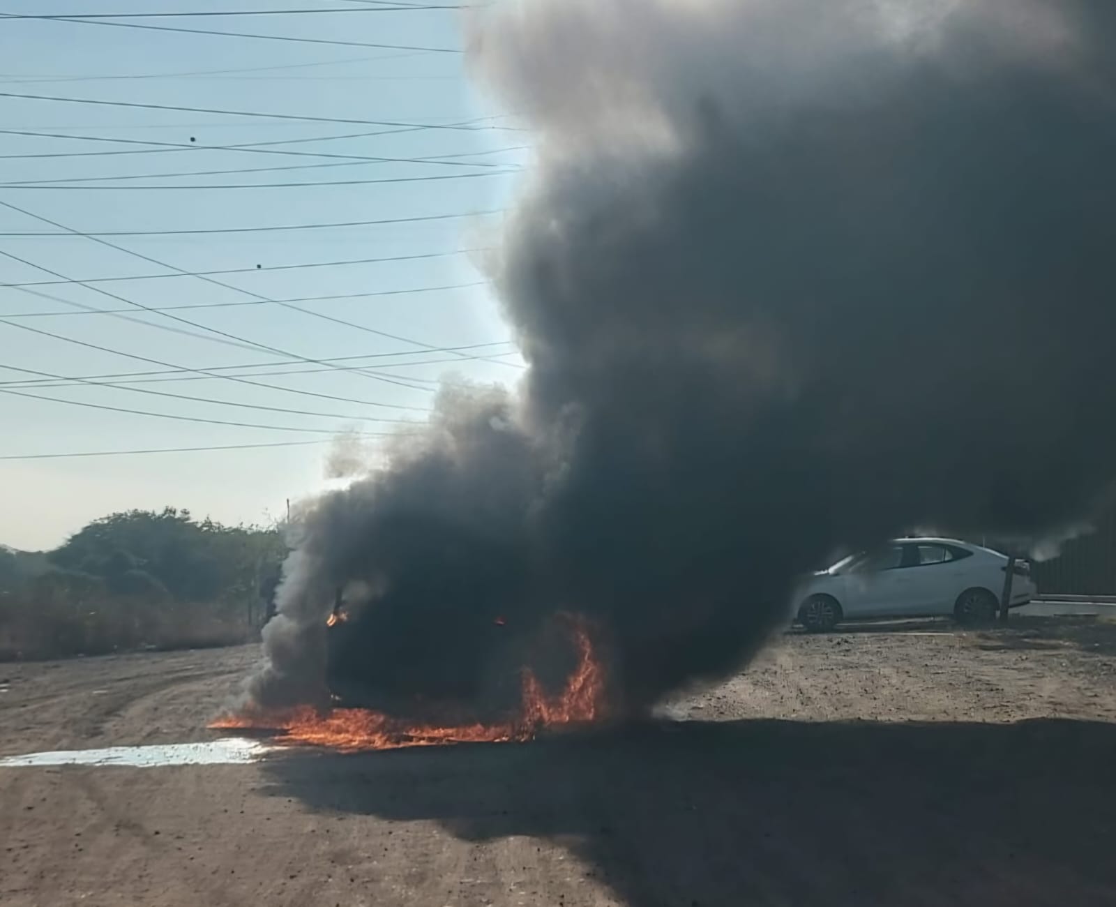 Camioneta envuelta el llamas