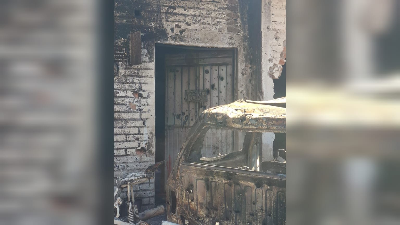 Camioneta calcinada con cuerpos al interior, tras enfrentamientos en Escuinapa