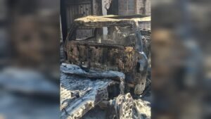 Camioneta calcinada con cuerpos al interior, tras enfrentamientos en Escuinapa