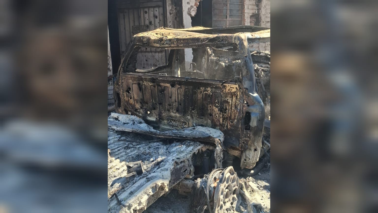 Camioneta calcinada con cuerpos al interior, tras enfrentamientos en Escuinapa