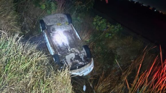 Conductor logra salir ileso al sufrir un ‘canalazo’ en Guasave, Sinaloa