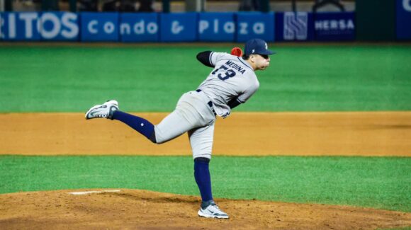 El sinaloense Carlos Medina es firmado por los Padres de San Diego
