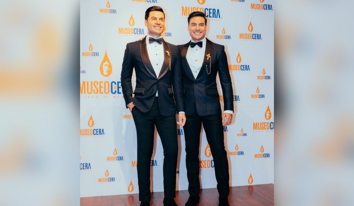 Carlos Rivera con su figura en el Museo de Cera de la CDMX