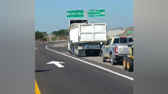 A cuentagotas y sin información: viajeros quedan varados en la Mazatlán–Tepic por bloqueos y enfrentamientos en Escuinapa, Sinaloa