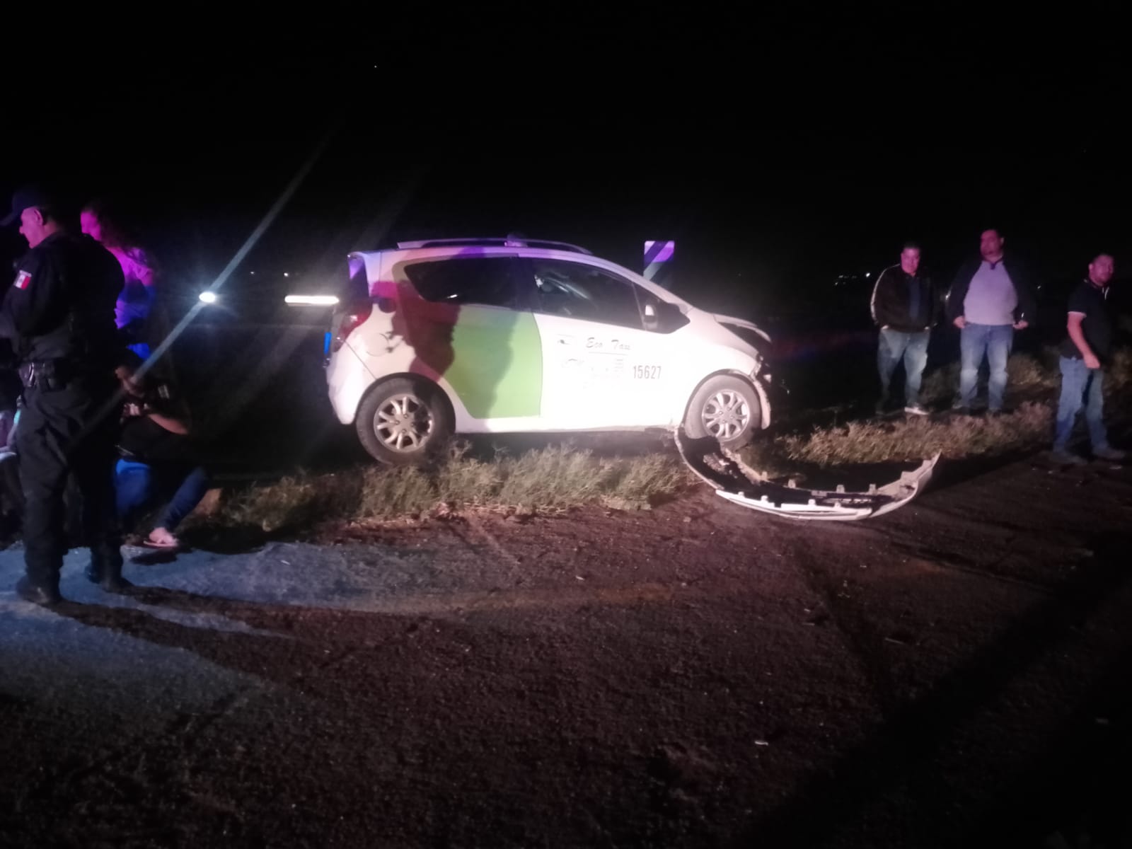 Vehículo accidentado en la México 15, en Guasave