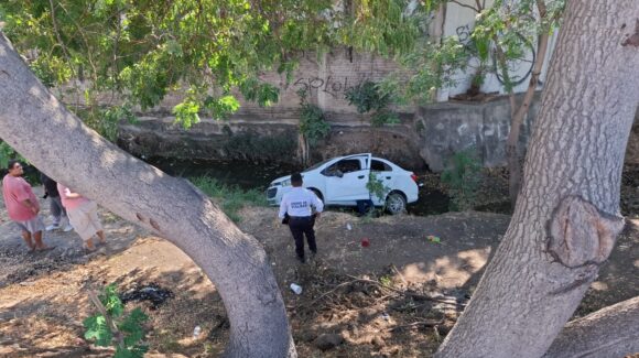Vehículo cae a un barranco en paso a desnivel en Mazatlán, Sinaloa