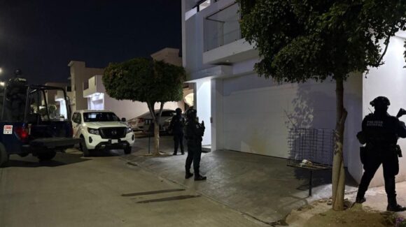 Aseguran casa con armamento y una camioneta blindada en el sector Portalegre en Culiacán, Sinaloa