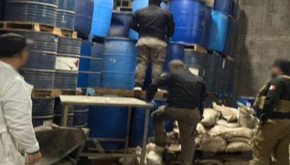 Tras cateo de inmueble en Culiacán, localizan miles de sustancias químicas para elaborar metanfetamina