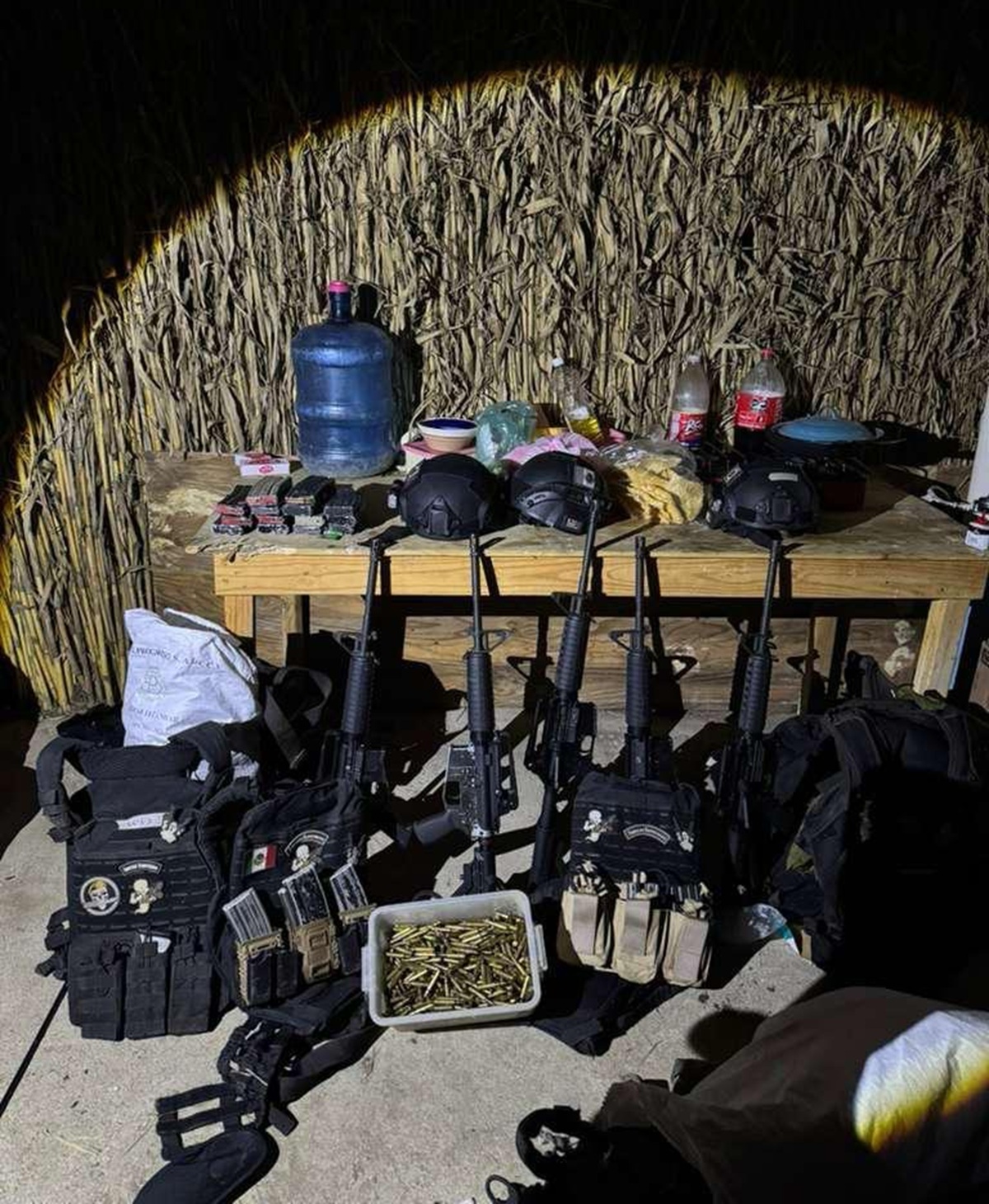 Armas aseguradas en cateo en Oaxaca