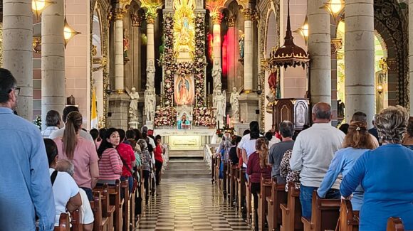 Fieles acuden a la Catedral de Mazatlán en agradecimiento a la Virgen de Guadalupe durante sus festejos