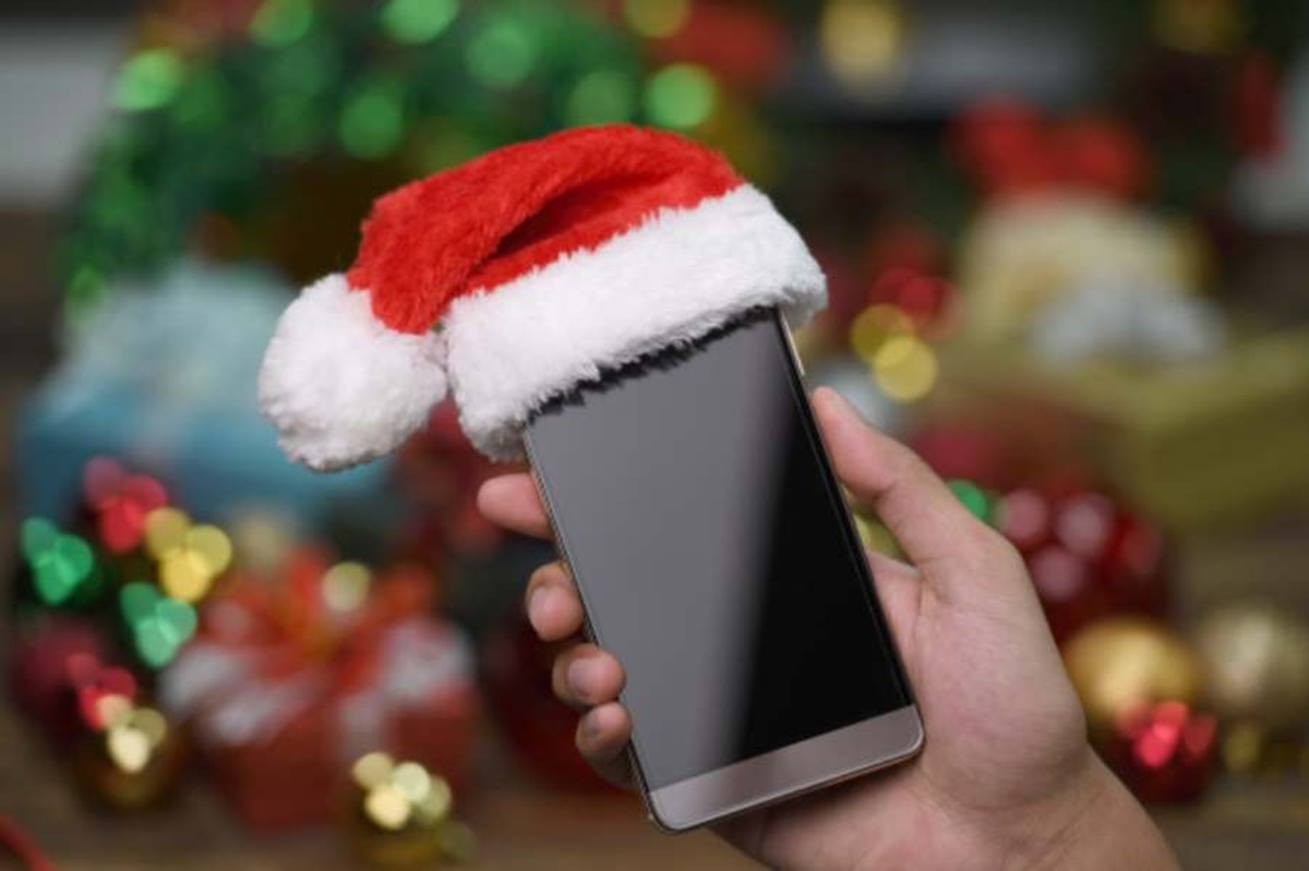 Un celular con gorro de navidad. Vincular el número con la CURP