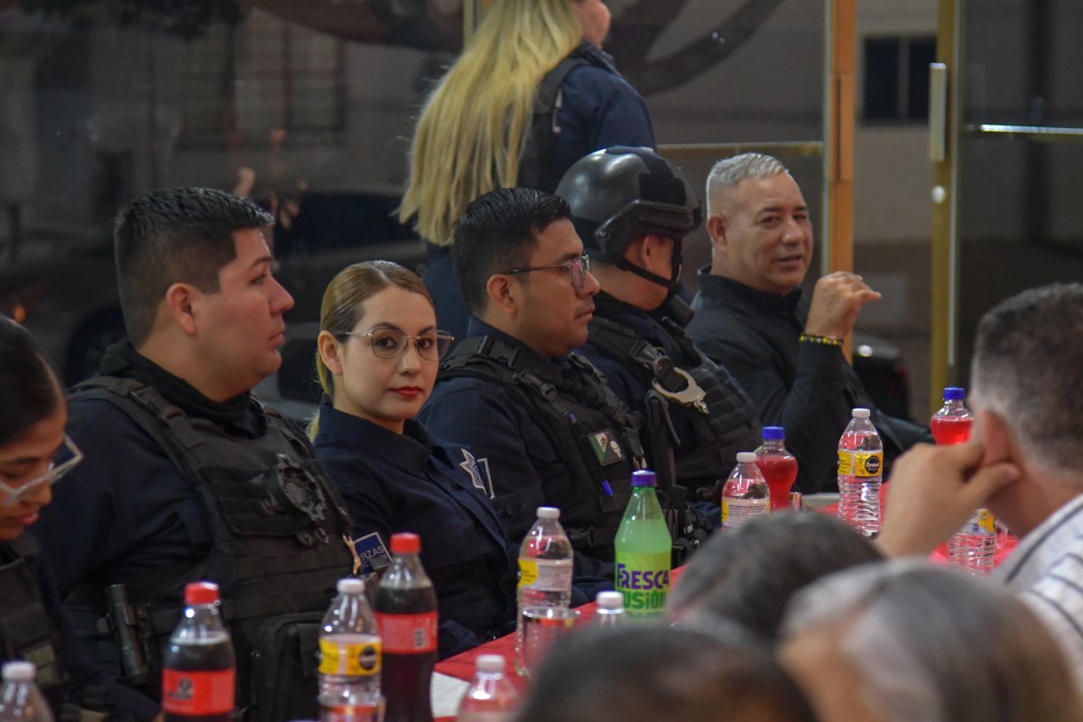 cena de Nochebuena con policías y agentes de tránsito