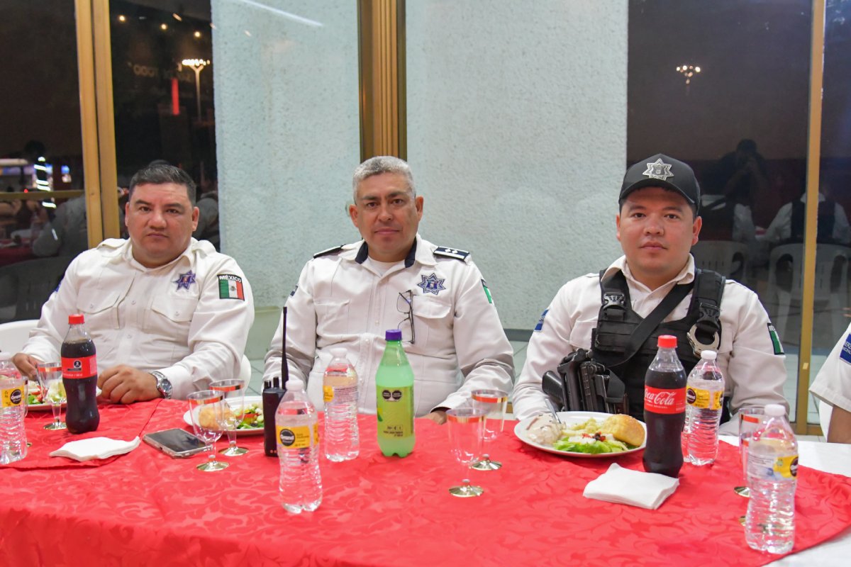 cena de Nochebuena con policías y agentes de tránsito