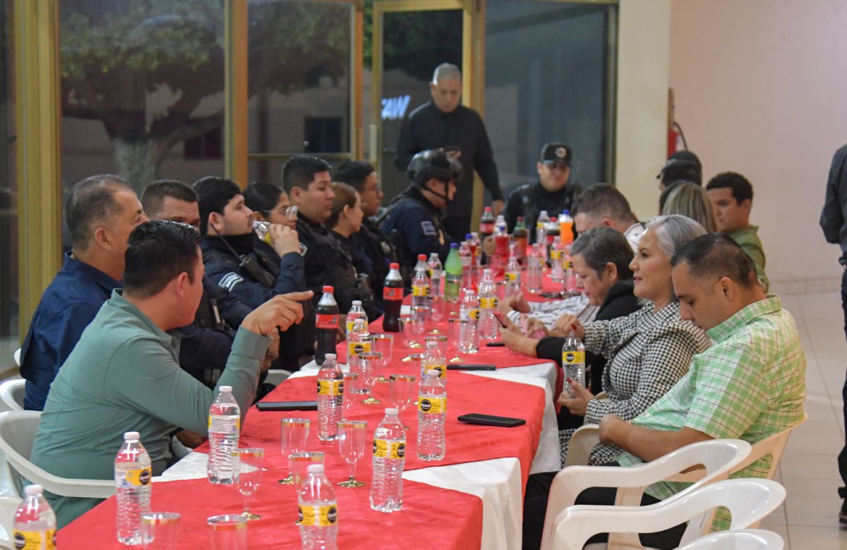 cena de Nochebuena con policías y agentes de tránsito